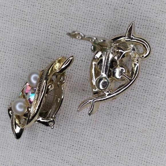 𝅺vintage clip -on earring - Picture 2 of 3